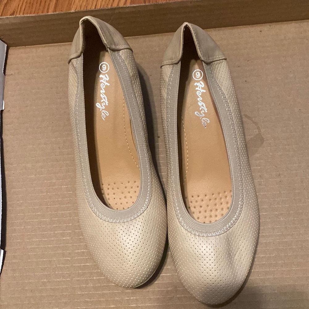 NEW Her Style women's wedge beige size 9